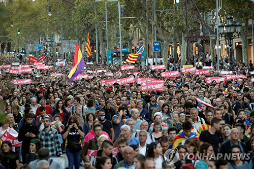 카탈루냐 자치정부 지도자들에 내려진 중형 판결로 분노가 폭발한 바르셀로나 주민들. [사진=연합뉴스]