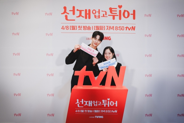 변우석(왼쪽), 김혜윤. [사진=tvN 제공]