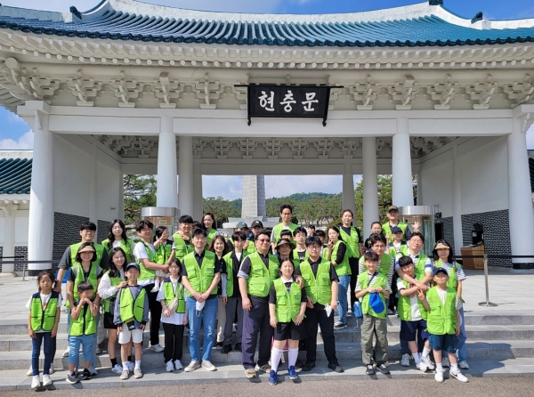 현대엔지니어링 임직원 및 임직원 가족이 지난 1일 국립서울현충원에서 묘역 정화 봉사활동을 한 뒤 기념촬영을 하고 있다. [사진=현대엔지니어링 제공]