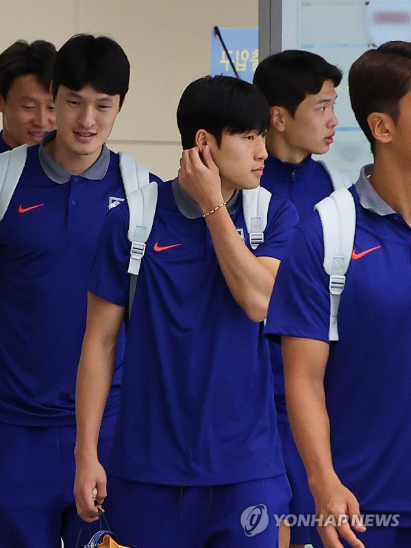 축구 대표팀 배준호가 7일 오전 인천국제공항 제2여객터미널을 통해 귀국하고 있다. 배준호는 전날 싱가포르와의 2026 북중미 월드컵 아시아 2차 예선 5차전에서 데뷔골을 기록했다. [사진=연합뉴스]