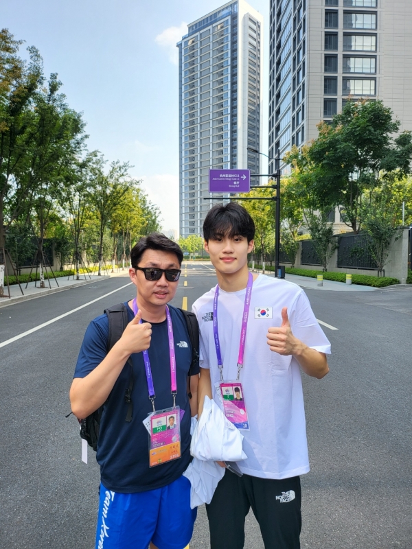 선수촌에서 수영 국가대표 황선우선수와. [사진=본인 제공]