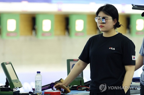 오예진이 2024 파리 올림픽 사격 공기권총 10m 여자 본선에서 조준 전 숨을 고르고 있다. [사진=연합뉴스]<br>