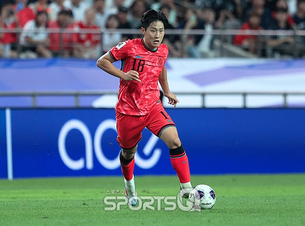 이강인이 5일 오후 서울월드컵경기장에서 진행된 2026 국제축구연맹(FIFA) 북중미 월드컵 3차 예선 1차전 대한민국과 팔레스타인의 경기에서 드리블 하고 있다. [사진=스포츠Q(큐) 손힘찬 기자]