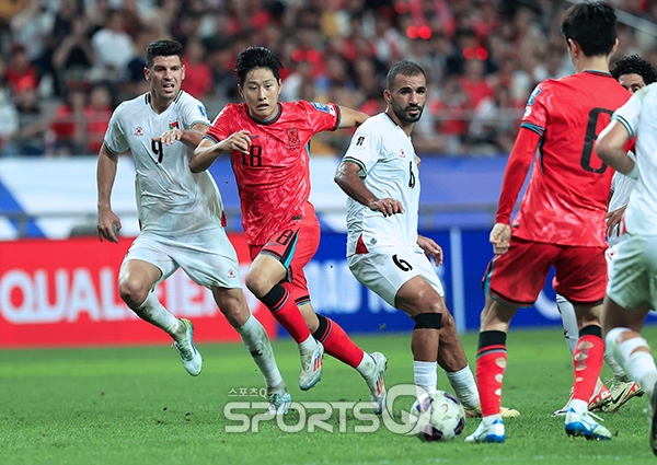 이강인이 5일 오후 서울월드컵경기장에서 진행된 2026 국제축구연맹(FIFA) 북중미 월드컵 3차 예선 1차전 대한민국과 팔레스타인의 경기에서 황인범과 패스를 주고 받고 있다. [사진=스포츠Q(큐) 손힘찬 기자]