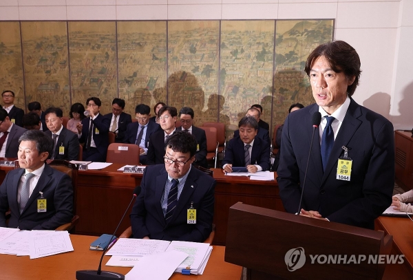 축구 국가대표팀 홍명보 감독이 24일 국회에서 열린 문화체육관광위원회 전체회의에 출석, 의원 질의에 답하고 있다. [사진=연합뉴스]