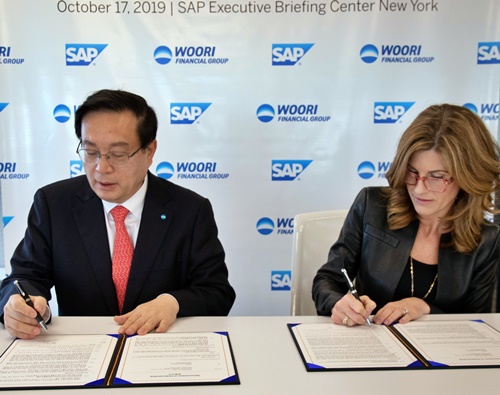 17일 미국 뉴욕에서 손태승(왼쪽) 우리금융그룹 회장과 제니퍼 모건 SAP CEO가 기업금융 부문 디지털 트랜스포메이션 협약서에 서명하고 있다 [사진=우리금융그룹]