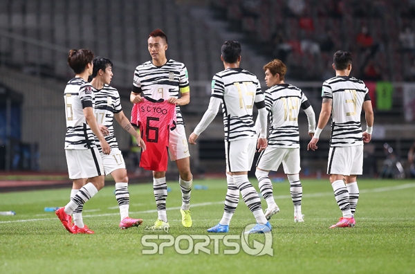 선제골을 넣고 유상철 감독의 기념 유니폼을 들고 특별한 세리머니를 연출한 김신욱(왼쪽에서 3번재).