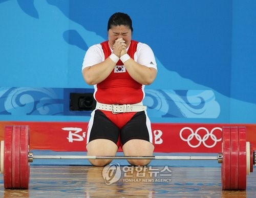 2008년 베이징올림픽에서 금메달을 확정짓고 기도하는 장미란. [사진=연합뉴스]
