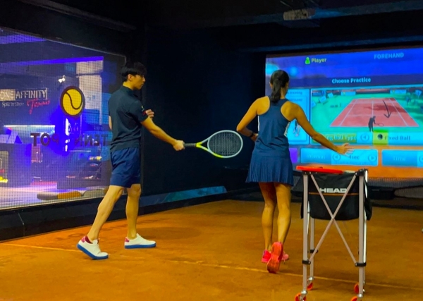 홍콩 구룡 쿤통 지역 테니스 체험 전문 매장에 설치된 뉴딘콘텐츠 스크린테니스 브랜드 테니스팟. [사진=골프존뉴딘그룹]