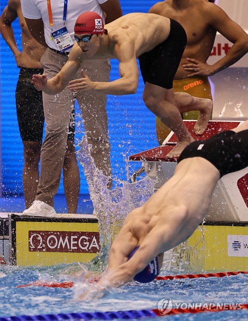 23일 일본 후쿠오카 마린 메세 후쿠오카홀에서 열린 2023 세계수영선수권 남자 자유형 400m 계주 예선에서 2번 주자 지유찬이 입수하고 있다. [사진=연합뉴스]