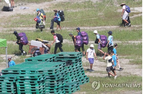 2023 새만금 세계스카우트 잼버리 대원들이 8일 전북 부안군 잼버리 야영장에서 철수하고 있다. [사진=연합뉴스]