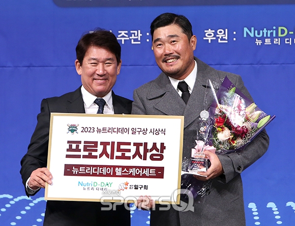 LG 트윈스 이호준 코치(오른쪽)가 8일 오전 서울 강남구 리베라 호텔에서 진행된 ‘2023 뉴트리디데이 일구상 시상식’에서 프로지도자상을 수상한 뒤 포토타임을 갖고 있다. [사진=스포츠Q(큐) 손힘찬 기자]