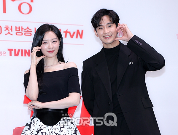 김지원(왼쪽), 김수현. [사진=스포츠Q(큐) DB]