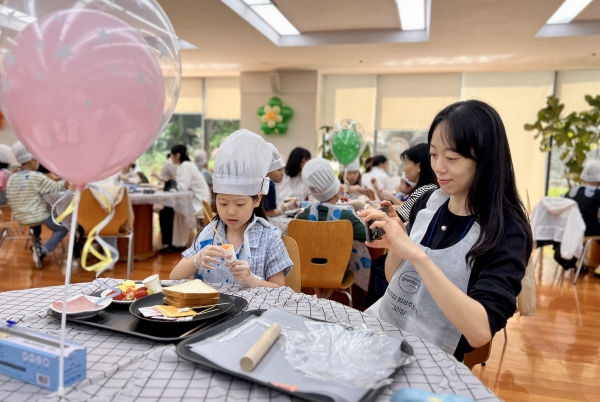 지난 18일 현대엔지니어링 계동 본사에서 열린 ‘임직원 자녀 초청행사’에 참여한 임직원 자녀들이 직접 음식을 만들어보고 있다. [사진=현대엔지니어링 제공]