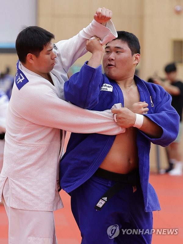 13일 오전 충북 진천국가대표선수촌 필승관에서 열린 2024 파리 하계올림픽 유도 대표팀 미디어데이 행사에서 남자 100kg급 김민종이 기술 연습을 하고 있다. [사진=연합뉴스]