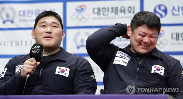 13일 충북 진천국가대표선수촌 챔피언하우스에서 열린 2024 파리 하계올림픽 유도 대표팀 미디어데이 기자회견에서 황희태 감독이 오전 훈련을 빼주셔서 감사하다는 김민종의 발언에 박장대소 하고 있다. [사진=연합뉴스]