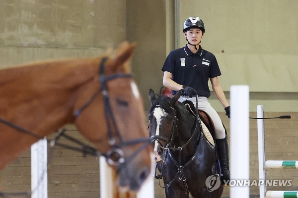 28일 경북 문경시 국군체육부대에서 열린 2024 파리올림픽 근대5종 미디어데이에서 전웅태가 승마 훈련을 하고 있다. [사진=연합뉴스]