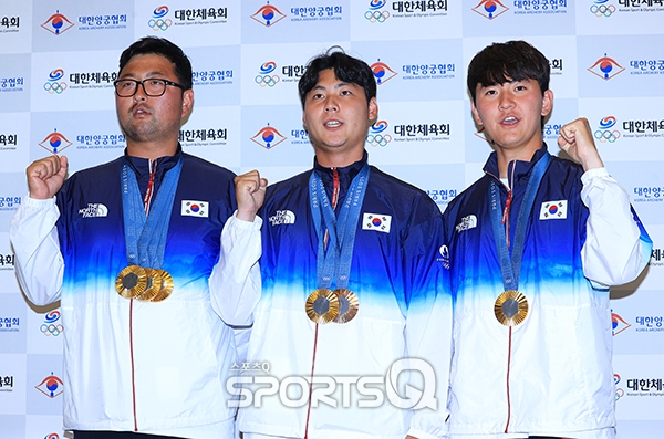 양궁 국가대표 김우진(왼쪽부터), 이우석, 김제덕이 6일 오전 2024 파리올림픽을 마치고 인천국제공항을 통해 귀국해 기념 촬영을 갖고 있다. [사진=스포츠Q(큐) 손힘찬 기자]