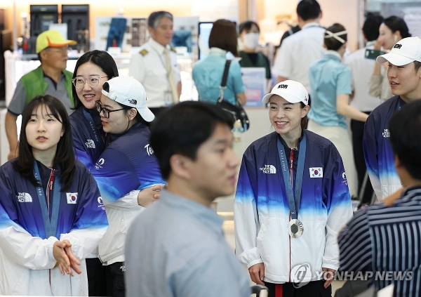 2024 파리 올림픽 사격 선수들이 7일 인천국제공항을 통해 귀국한 뒤 인터뷰를 기다리며 밝은 표정을 짓고 있다. 왼쪽부터 사격 10m 공기소총 금메달리스트 반효진, 사격 25ｍ 권총 금메달리스트 양지인, 사격 10m 공기권총 금메달리스트 오예진, 사격 10m 공기권총 은메달리스트 김예지, 사격 25ｍ 속사권총 은메달리스트 조영재. [사진=연합뉴스]