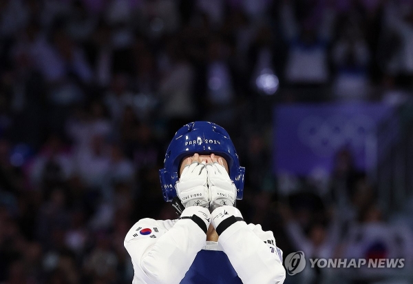 8일(현지시간) 프랑스 파리 그랑팔레 태권도경기장에서 열린 2024 파리올림픽 태권도 여자 57kg급 결승에서 이란의 나히드 키야니찬데에게 승리한 김유진이 환호하고 있다. [사진=연합뉴스]