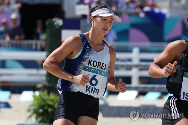 11일(현지시간) 프랑스 베르사유 궁전에서 열린 2024 파리올림픽 근대5종 여자 결승전 레이저 런에서 김선우가 힘차게 달리고 있다. [사진=연합뉴스]