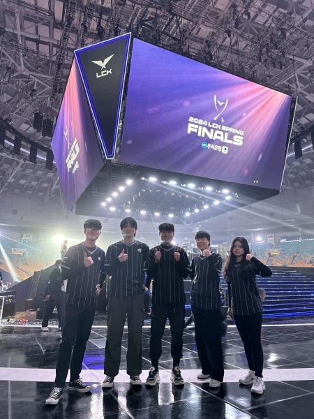 2024 LCK SPRING FINALS 경기에서 심판들과. [사진=본인 제공]