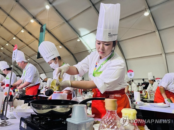 26일 전북 익산시 하림 퍼스트키친에서 개막한 국내 최대 규모의 푸드축제인 'NS 푸드페스타'에서 요리경연대회 참가자들이 출품작을 요리하고 있다. [사진=연합뉴스]