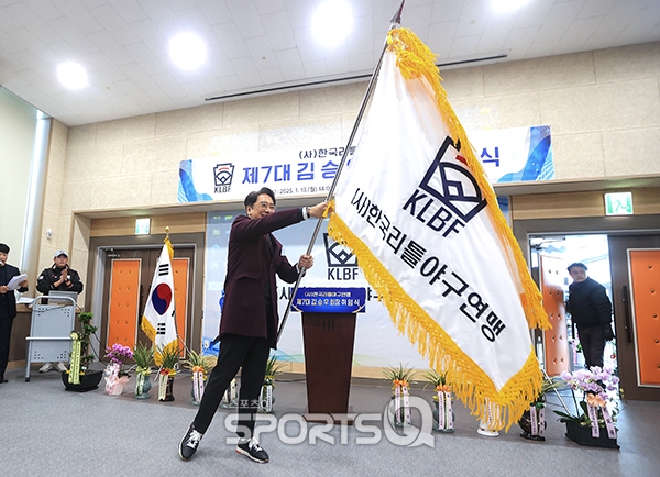 [포토Q] 김승우 회장 '한국리틀야구연맹기 휘날리며'